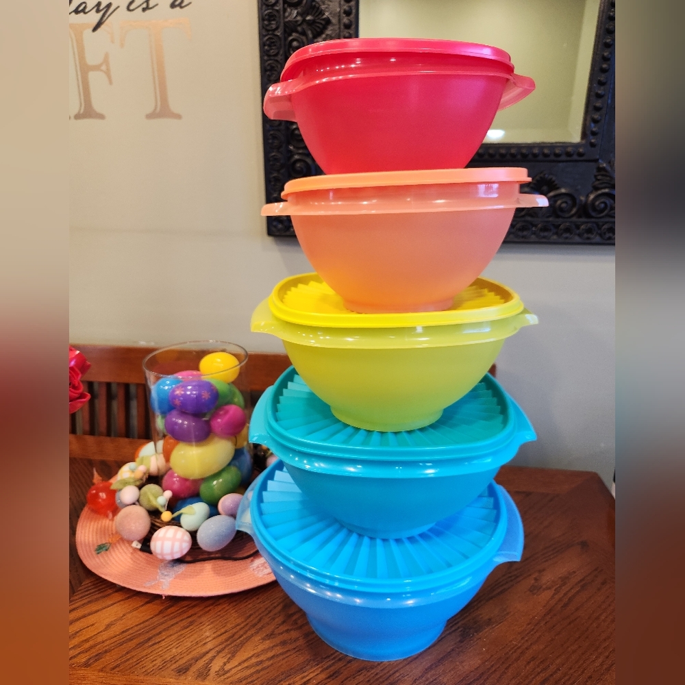 Tupperware servalier 5 PC bowl set